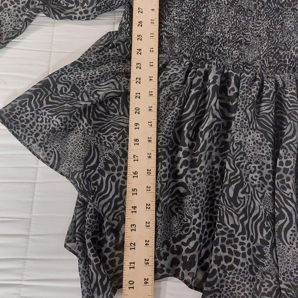 Torrid blouse tunic grey animal print chiffon off shoulder top smocked chest 3X - Picture 12 of 14